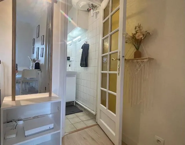 Charming Superb Location In 7th District Daire Paris