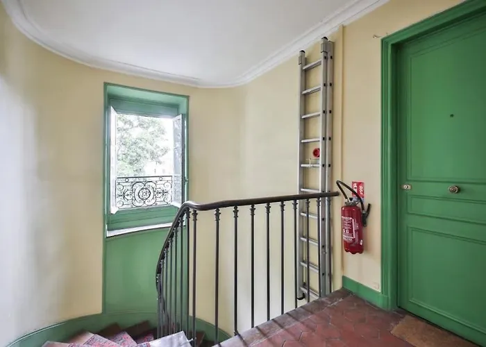 Charming Superb Location In 7th District פריז