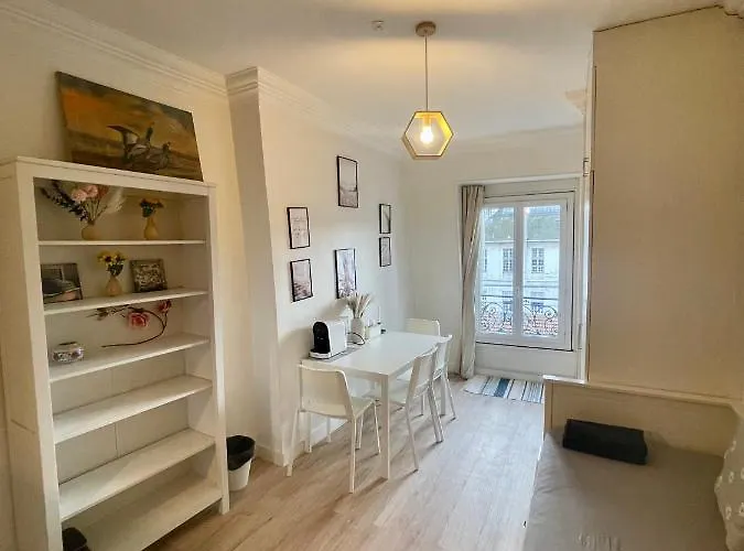 Charming Superb Location In 7th District פריז